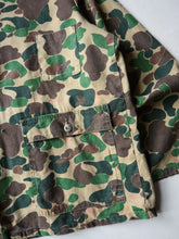 Load image into Gallery viewer, 1970s Distressed Ranger Lightweight Duck Camo Hunting Jacket - XL