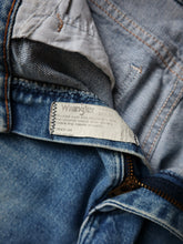 Load image into Gallery viewer, Made in USA Wrangler Cowboy Cut Jeans - 28"