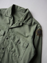 Load image into Gallery viewer, 1960s U.S Army OG-107 Fatigue Shirt - M