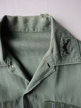 Load image into Gallery viewer, 1960s U.S Army OG-107 Fatigue Shirt - S