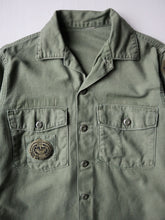 Load image into Gallery viewer, 1960s U.S Army OG-107 Fatigue Shirt - M
