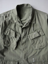 Load image into Gallery viewer, 1960s Distressed U.S Army Jungle Jacket - M
