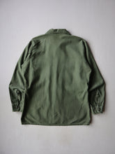 Load image into Gallery viewer, 1960s U.S Army OG-107 Fatigue Shirt - M
