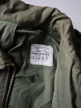 Load image into Gallery viewer, 1960s U.S Army M-65 Field Jacket - L
