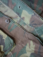 Load image into Gallery viewer, 1960s U.S Army Ripstop EDRL Jungle Jacket - S/M
