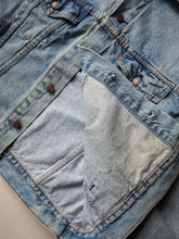 Load image into Gallery viewer, 1990s Made in USA Levi's Type 3 Denim Jacket - L
