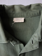 Load image into Gallery viewer, 1960s U.S Army OG-107 Fatigue Shirt - M
