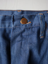 Load image into Gallery viewer, 1970s Distressed Maverick Lightweight Denim Jeans - 32"
