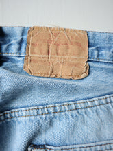 Load image into Gallery viewer, 1970s Made in USA Levi's 501 Jeans - 32"
