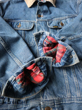Load image into Gallery viewer, 1990s Lee Plaid Lined Denim Jacket - M
