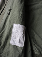 Load image into Gallery viewer, 1960s U.S Army M-65 Field Jacket - L
