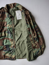 Load image into Gallery viewer, 1980s U.S Army M-65 Camo Field Jacket - M
