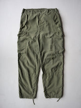 Load image into Gallery viewer, 1970s Canadian Army Lightweight Combat Pants - 32"
