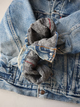 Load image into Gallery viewer, 1980s Made in USA Levi&#39;s Blanket Lined Denim Jacket - XS

