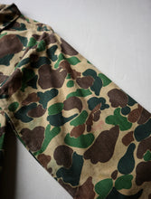 Load image into Gallery viewer, 1970s Distressed Ranger Lightweight Duck Camo Hunting Jacket - XL
