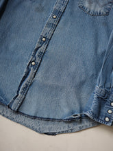 Load image into Gallery viewer, 1990&#39;s Faded Wrangler Pearl Snap Chambray Shirt - L
