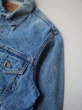 Load image into Gallery viewer, 1990s Levi's Denim Trucker Jacket - S

